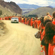 La salida de Rajneesh en unos de sus coches de lujo es recibida por una fila de Rajneeshees. Wikimedia Commons